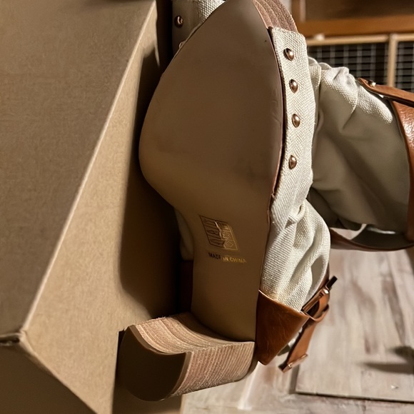 Mea Shadow heels.  Brand new, Size 9 cushion foot/toe support. Beautiful - Picture 3 of 4